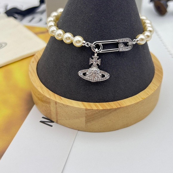 Vivienne Westwood Saturn Brooch Pearl Bracelet - Silver - Picture 5 of 6